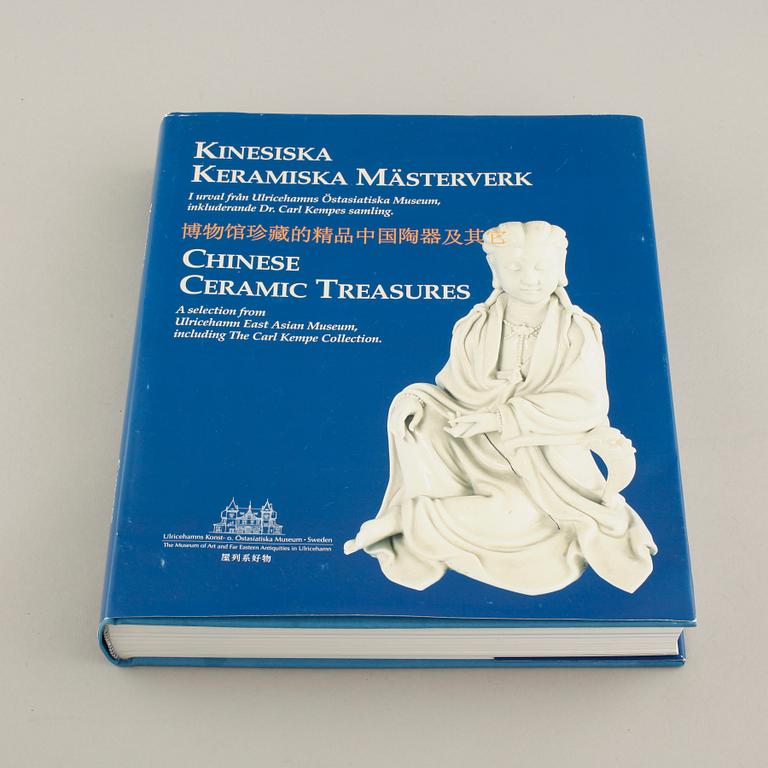 A book, "Chinese ceramic treasures", from Ulricehamns Konst o. Östasiatiska Museum, 2002.