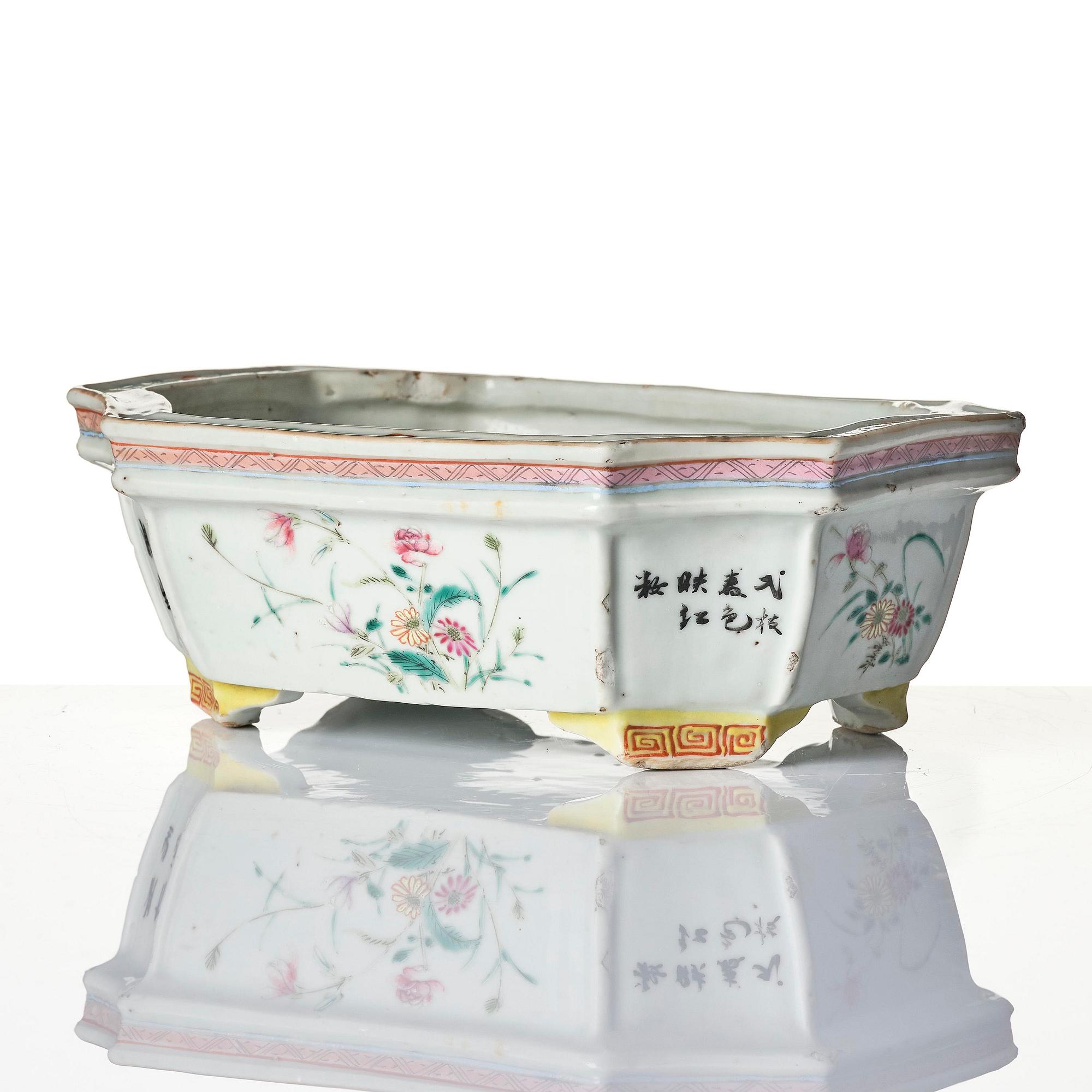 A famille rose flower pot, Qing dynasty, 19th century.