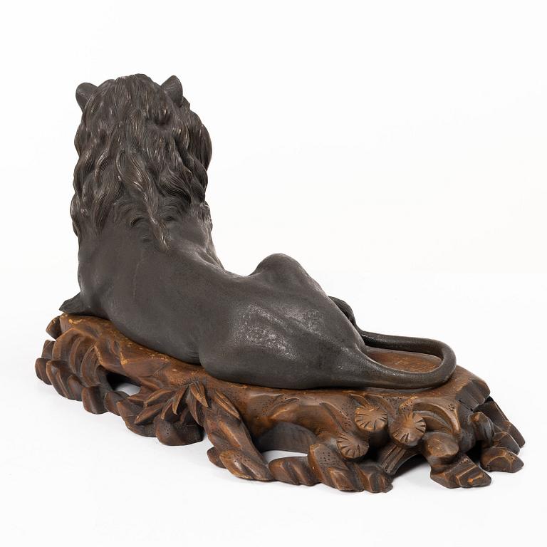 A pair of Japanese bronze lions, Meiji (1868-1912). Signed.