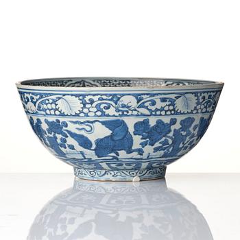 A large blue and white bowl, Ming dynasty (1368-1644). Hall mark to base.