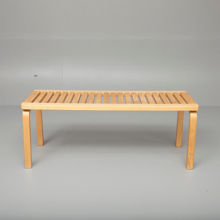 BÄNK, 153A, Alvar Aalto, Artek. Modellen formgiven 1945.