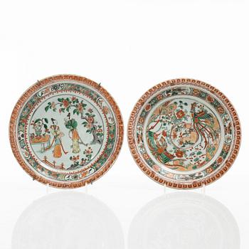 A set of three famille verte 'pie-crust' dishes, Qing dynasty, Kangxi (1662-1722).