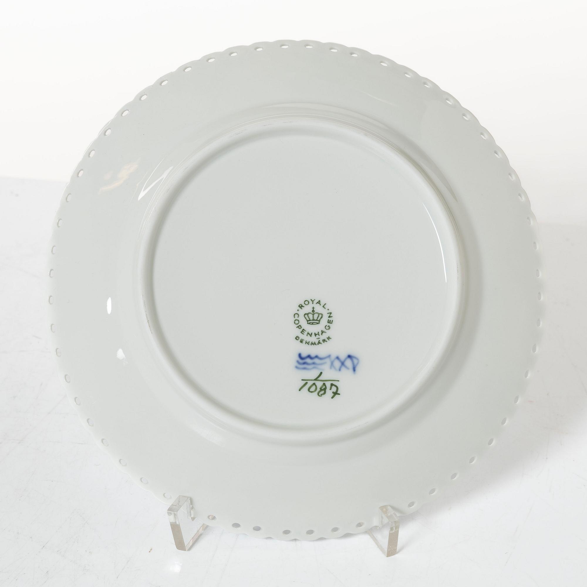 Royal Copenhagen service 49 pieces "Musselmalet", fully decorated in blue.