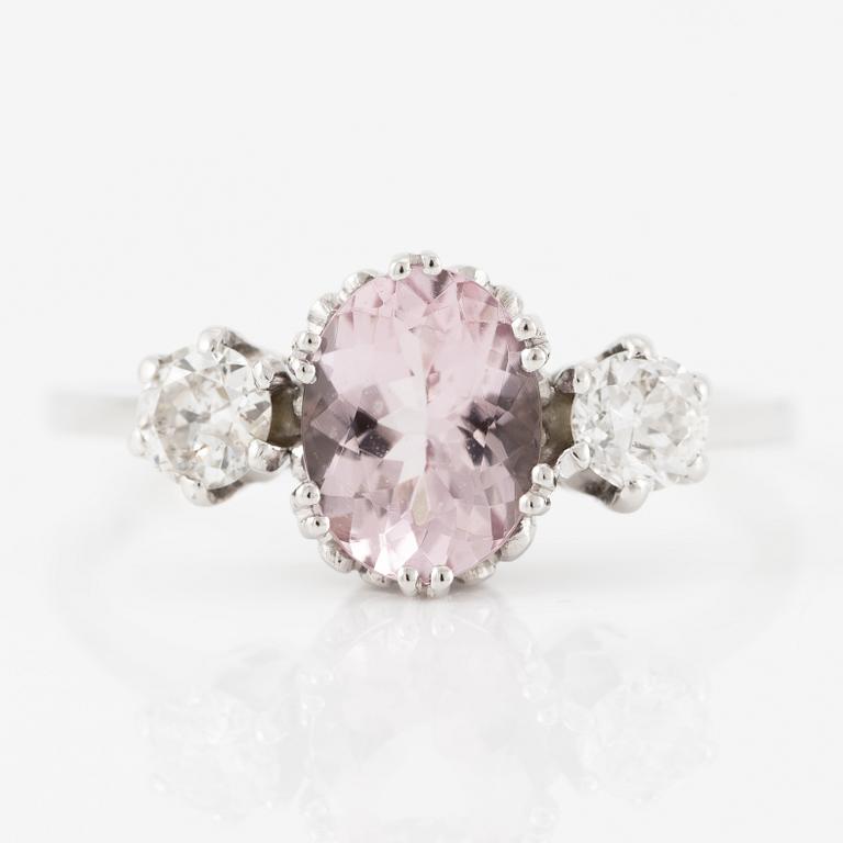 Ring 18K vitguld med morganit och briljantslipade diamanter.