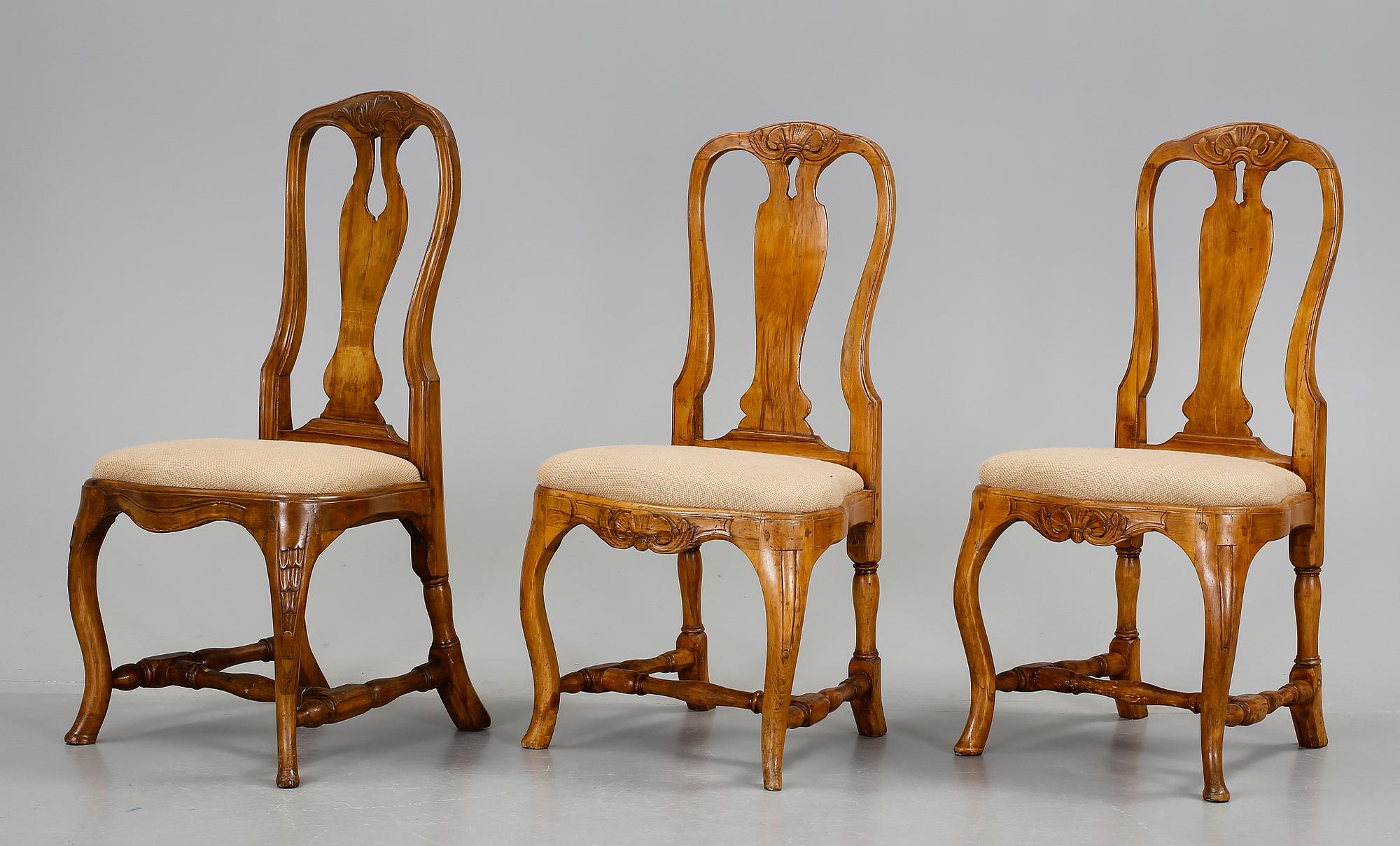 STOLAR, 3 st, varav 2 st Stockholmsarbeten i rokoko, 1700-tal.