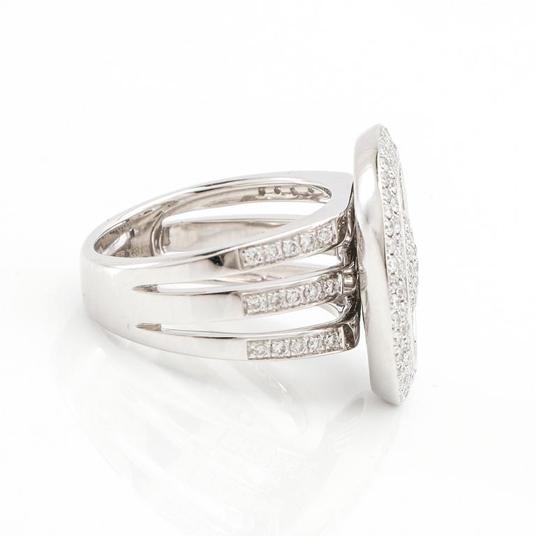 Ring/Cocktail ring in 18K white gold with baguette-cut and round brilliant-cut diamonds.