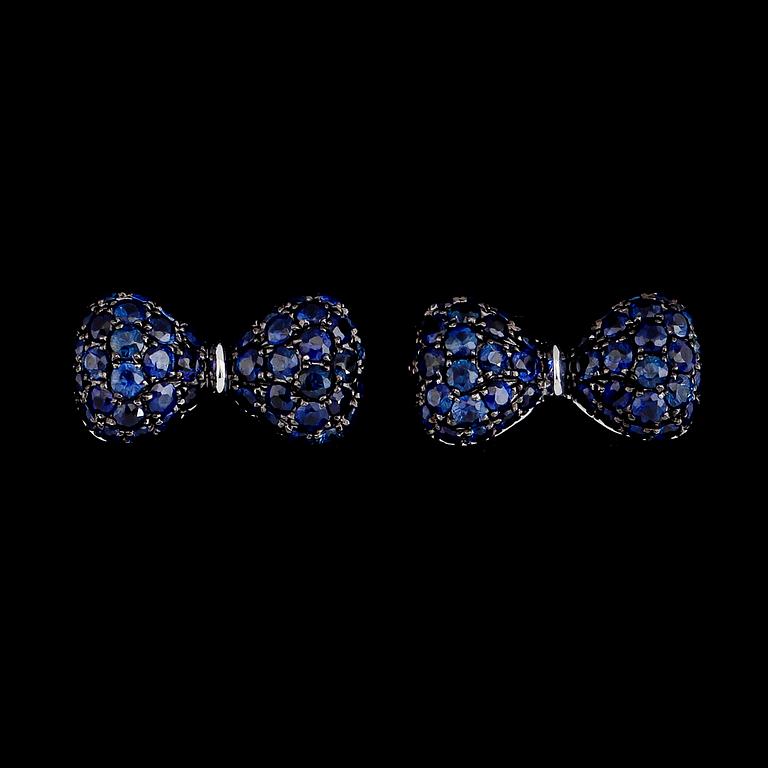 ÖRHÄNGEN, 1 par, 18K vitguld, blå safirer tot ca 1.75 ct.