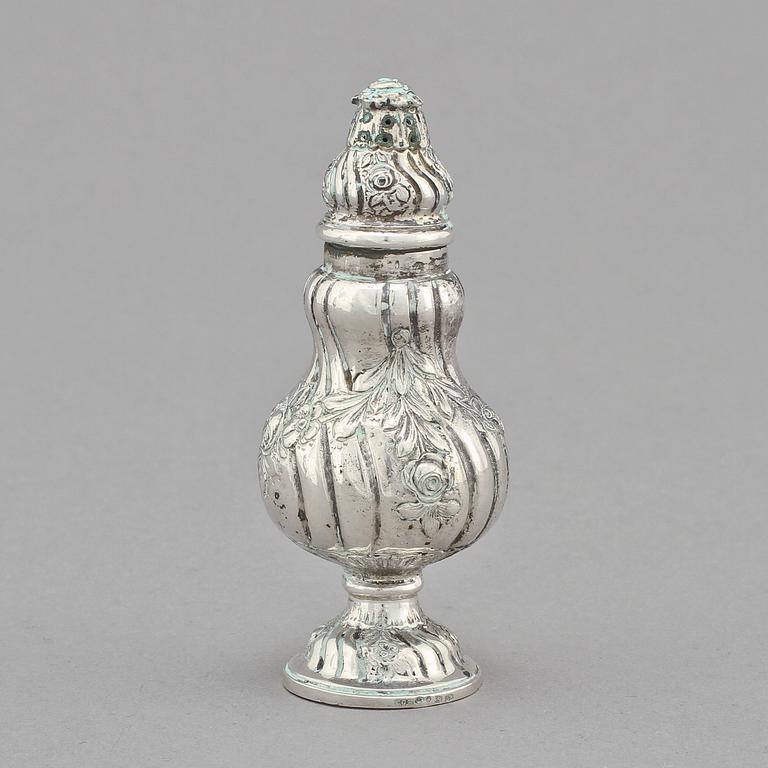 SOCKERRUSKA och SALTSTRÖARE, silver, rokokostil, bl a CG Hallberg, Malmö. Tot v 310 g.