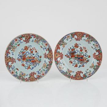 A pair of Chinese exportporcelain plates, Qing dynasty, Qianlong (1736-95).