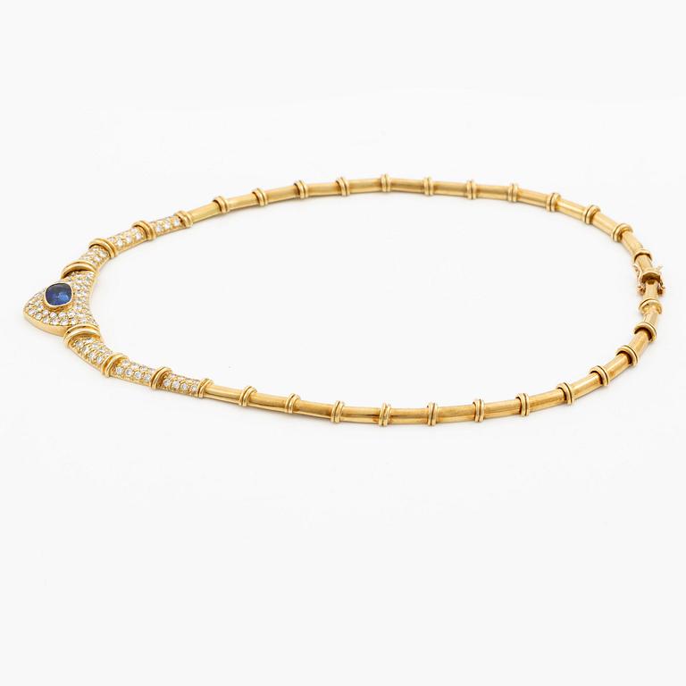 Collier 18K guld med en fasettslipad safir och runda briljantslipade diamanter.