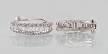 ÖRHÄNGEN, 18K vitguld med briljant och baguetteslipade diamanter ca 1.60 ct. Vikt 8,7 gram.