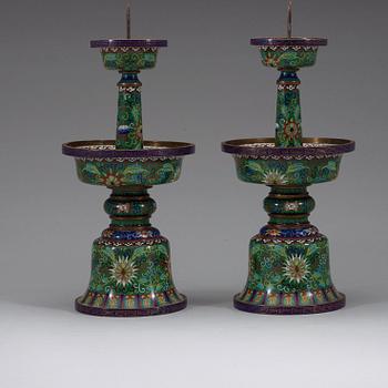 ALTARLJUSSTAKAR, ett par, cloisonné. Kina, 1900-tal.