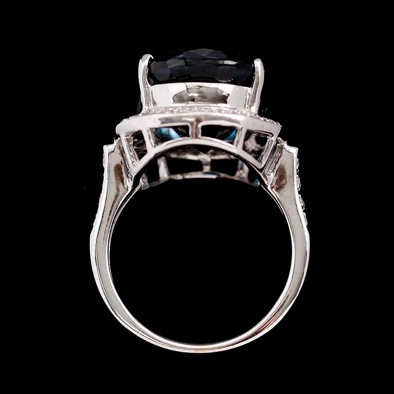RING, 14 k vitguld, blå topas ca 19.00 ct, diamanter tot ca 0.35 ct.