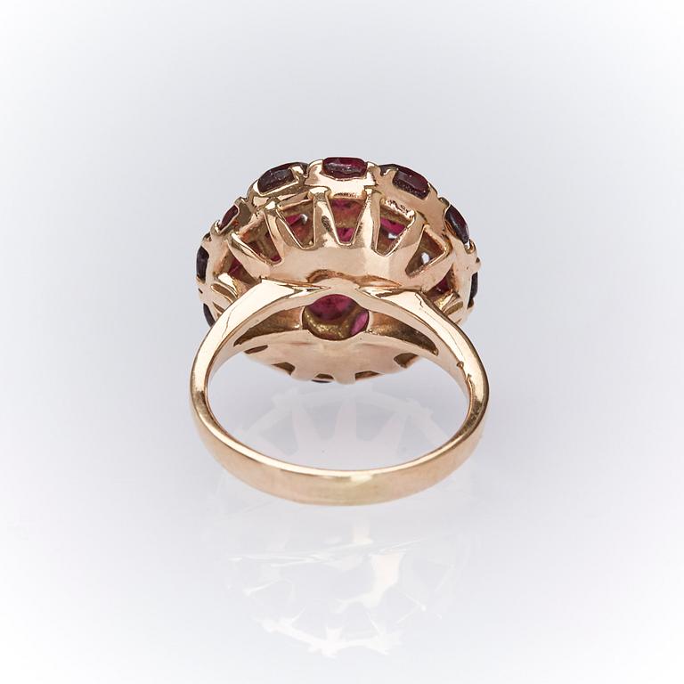 RING, 14K guld med fasettslipade granater.