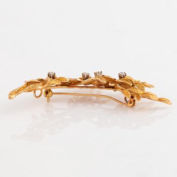 Gold and brilliant cut diamond flower brooch/pendant.