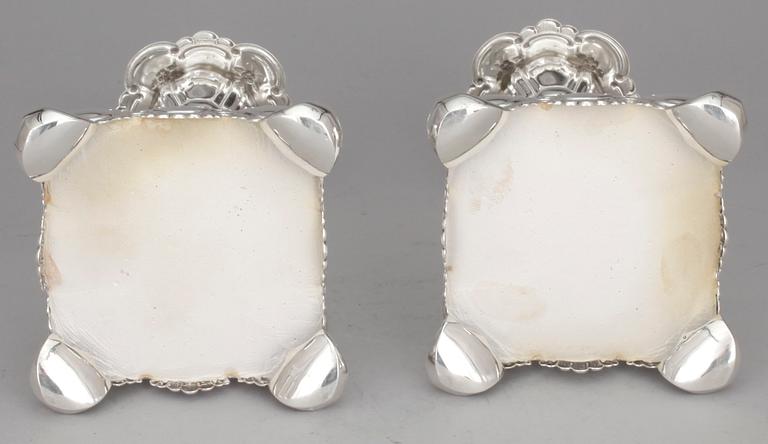 LJUSSTAKAR, ett par, silver, rokokostil, GAB, Stockholm, 1950.