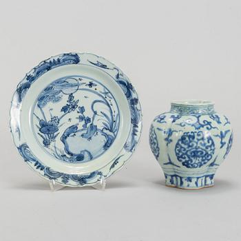 A blue and white vase and dish, Ming dynasty (1368-1644).