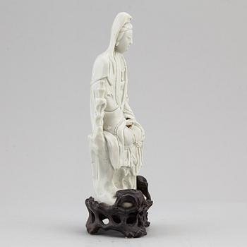 A blanc de chine figurine of a Guanyin, Qing dynasty, 19th century.