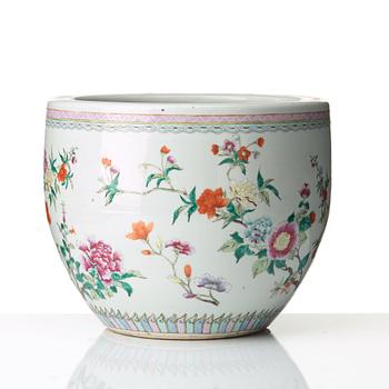 A famille rose flower pot, Qing dynasty, circa 1900.