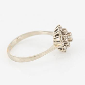 Ring 18K gold set with round brilliant-cut diamonds.