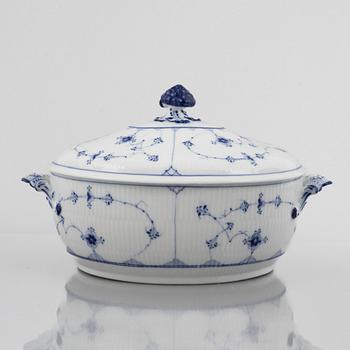 A 'Blue Fluted Plain' tureen with cover and four serving dishes, Royal Copenhagen, model 214 and 217, 1898-1923.