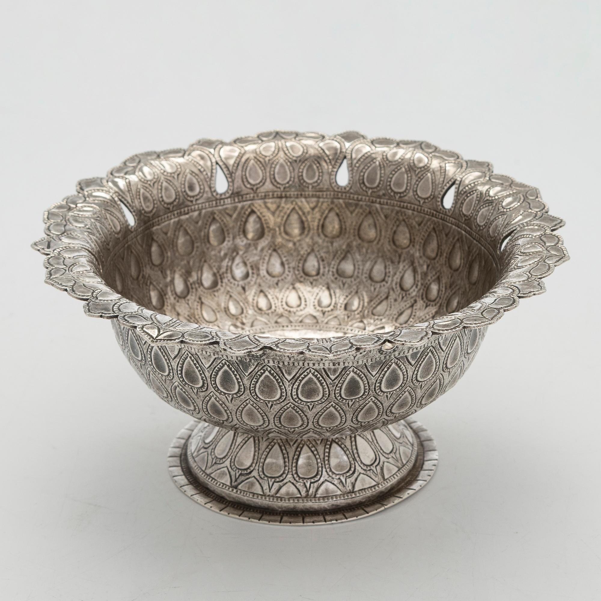 Malja, hopeaa, mogultyylinen, 1700-luku. Suomalaiset tarkastusleimat, Ossian Hopea, Porvoo 1977.