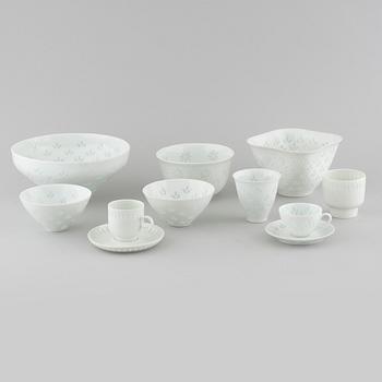 20 pieces of porcelain, designed by Friedl Holzer-Kjellberg for Arabia.