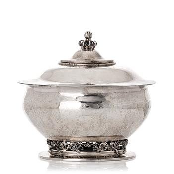 146. Georg Jensen, an oval 830/1000 silver box, Copenhagen 1920, design nr 317.