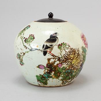 A famille rose porcelain jar, Qing dynasty, 19th century.