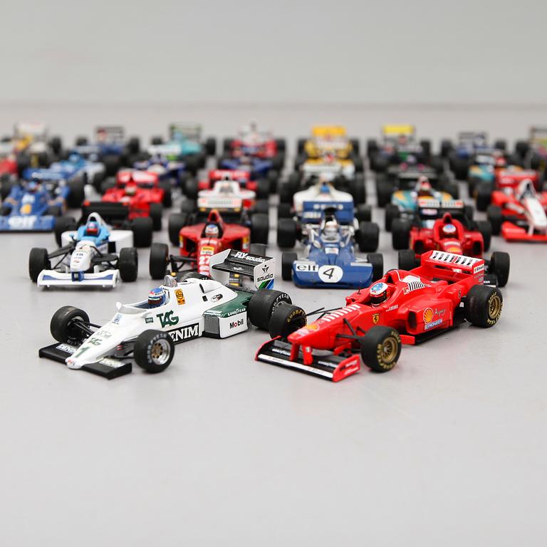 MODELLBILAR, 30 st, bla minichamps, 1900-talets senare del.