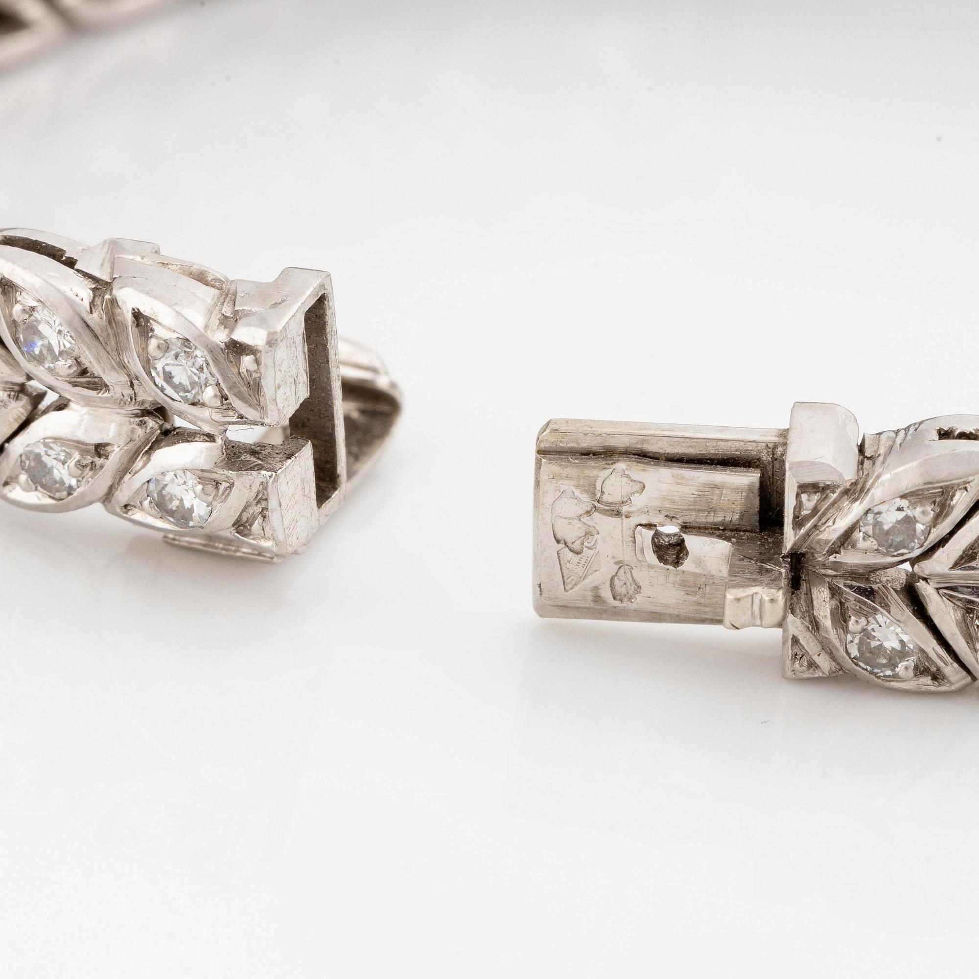 Sterlé armbandsur platina med runda briljantslipade diamanter.