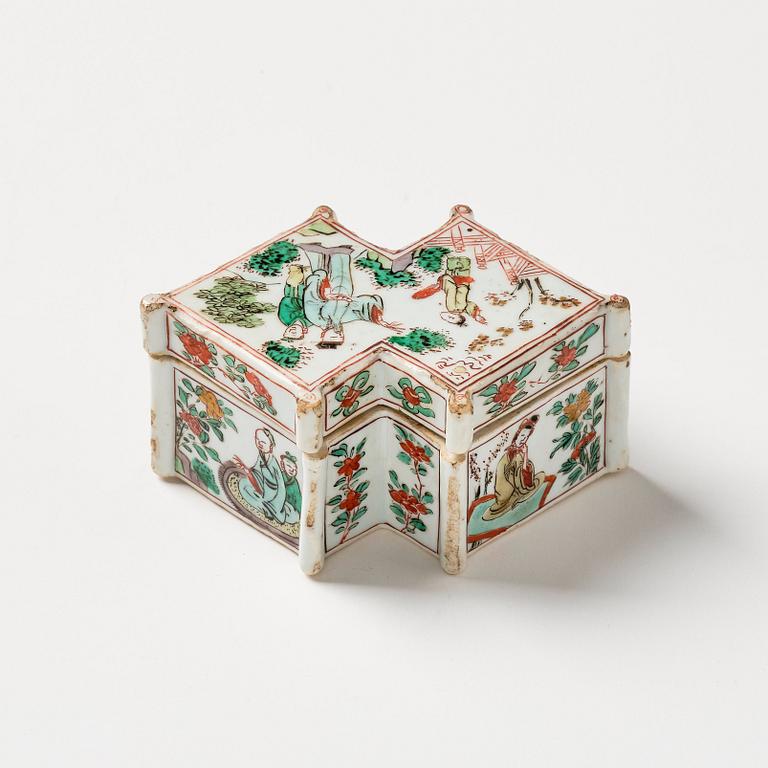 A famille verte box with cover, Qing dynasty, 17th century.