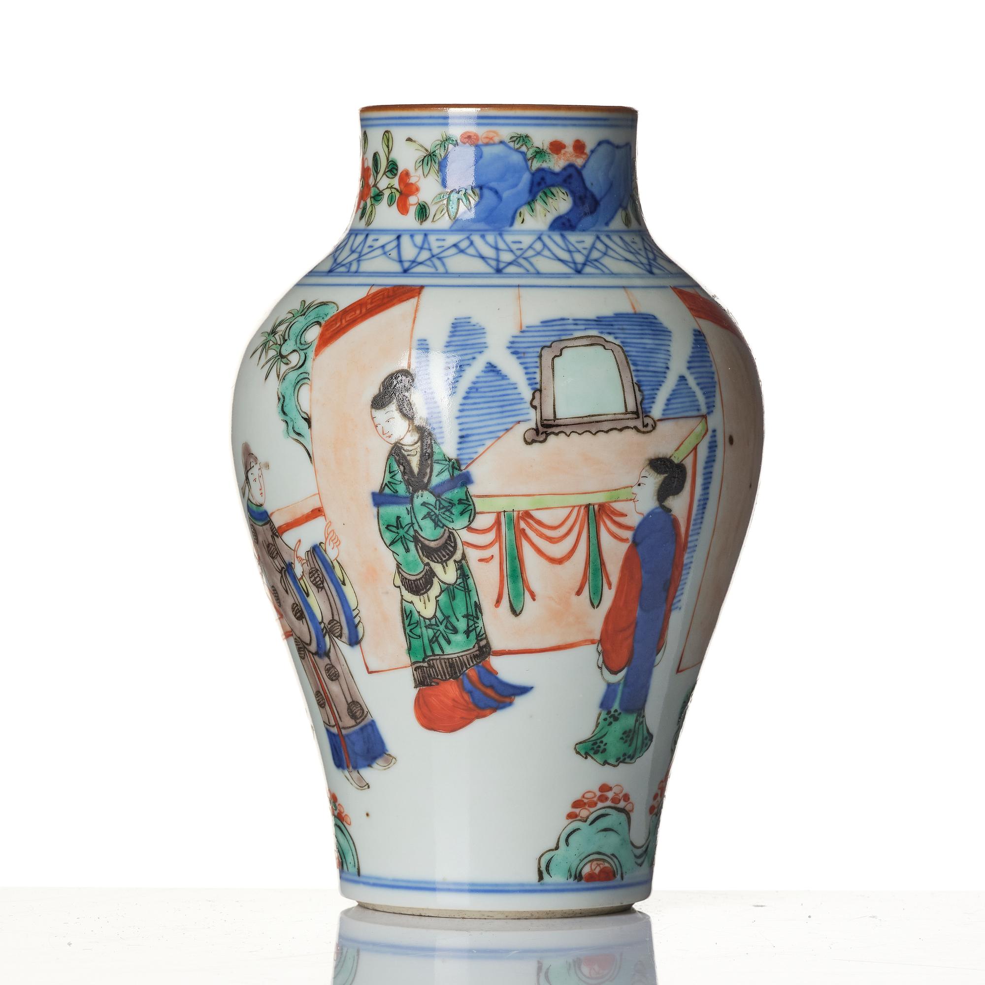 A wucai Transitional style vase, Qing dynasty, 19th century.
