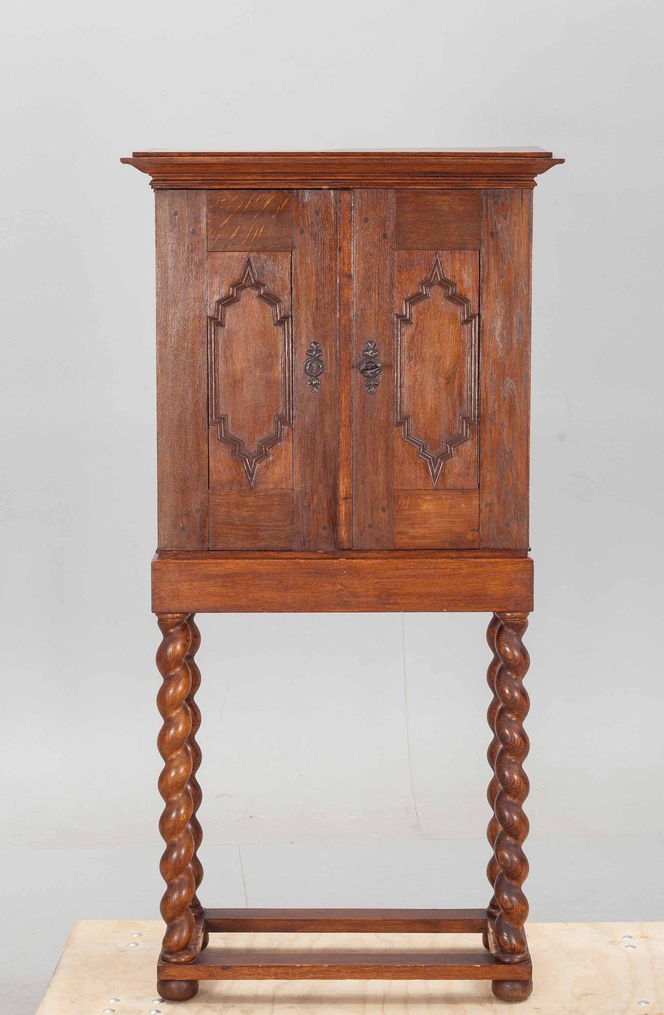 KABINETTSKÅP, barockstil, 1800-tal.