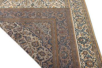 A Kashan carpet, a. 316 x 196 cm.