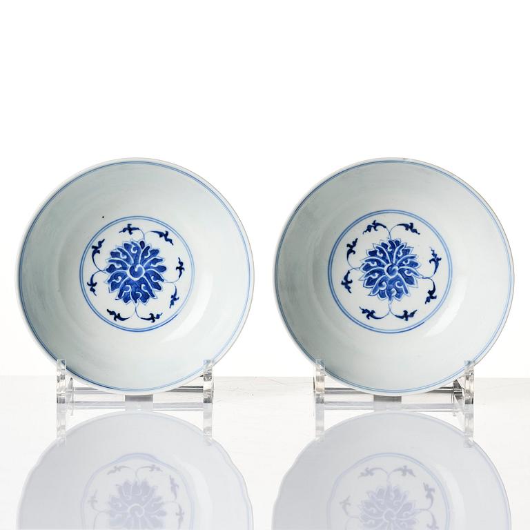 A pair of blue and white lotus bowls, Qing dynasty, Guangxu (1875-1908).
