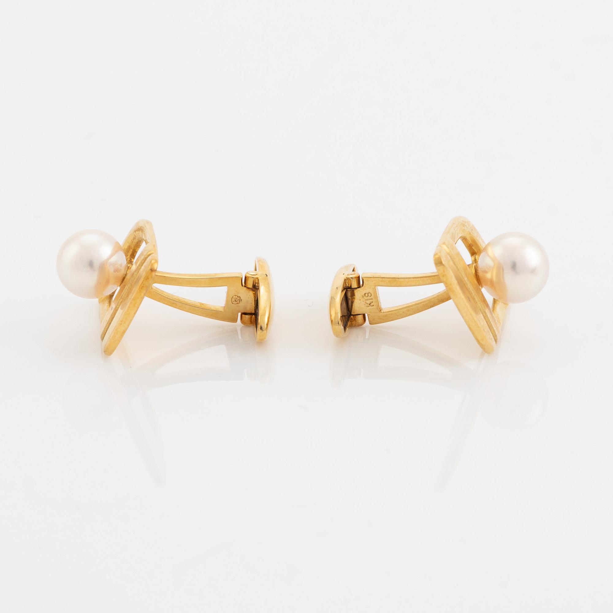 18K gold and pearl cufflinks.