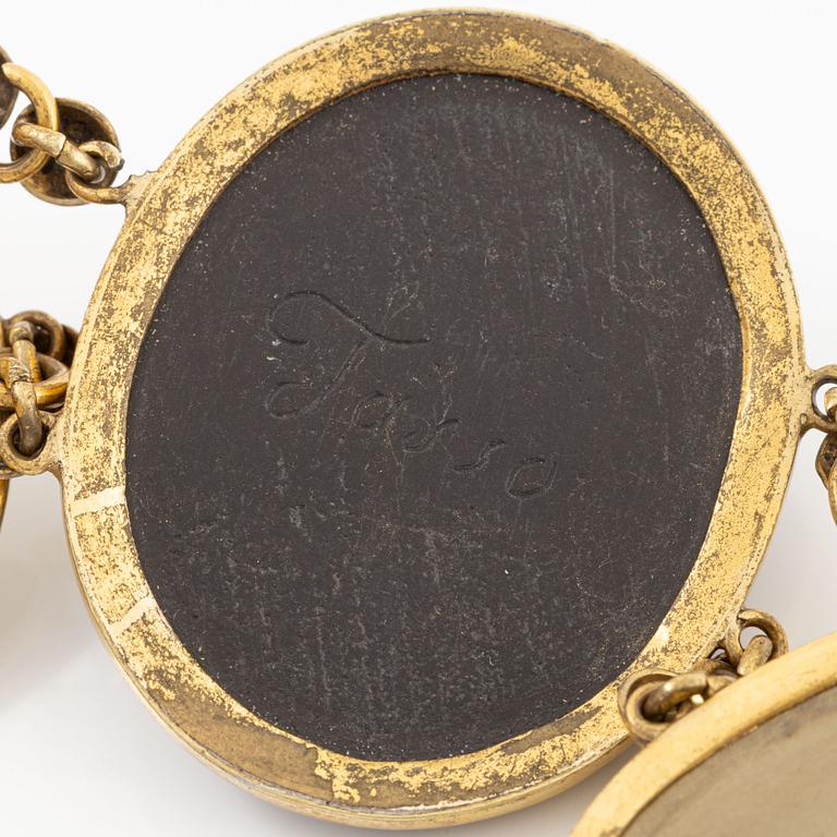 Bracelet, gilded metal with carved lava cameos, 19th/20th century.