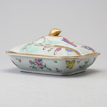 An early 19th century Chinese porcelain terrine.