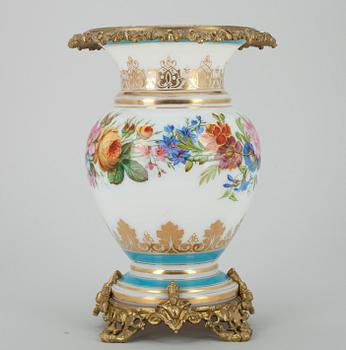 URNA, opalglas och brons, 1800-tal.
