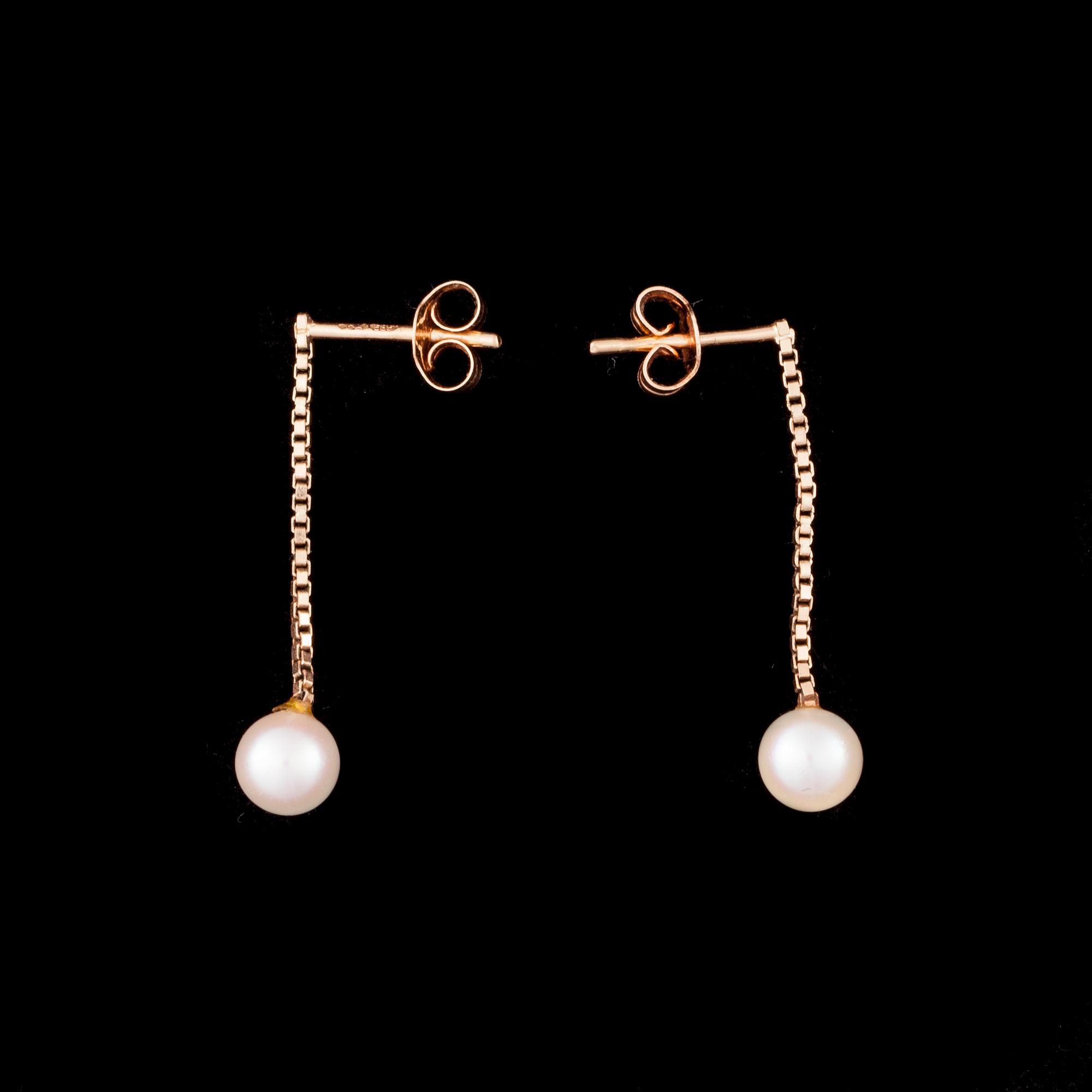 ÖRHÄNGEN, 14K guld, pärla. Vikt 1,1 g.
