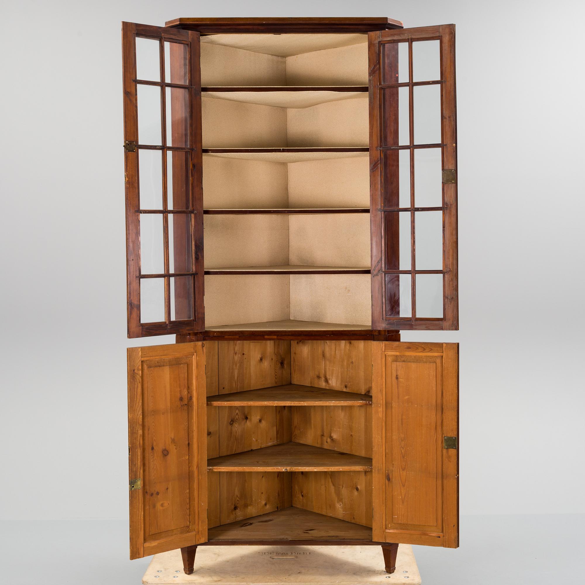 VITRINSKÅP/HÖRNSKÅP, sengustavianskt, 1800-talets första hälft.