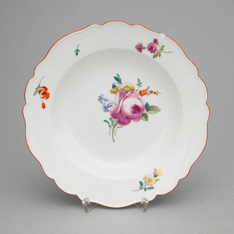 TALLRIKAR, 3 st porslin, Meissen, Marcolin respektive punkt period (1763-1814).