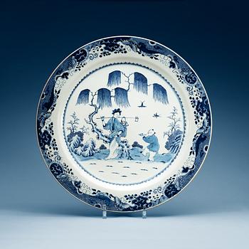 1586. A large blue and white serving dish, Qing dynasty, Qianlong (1736-95).