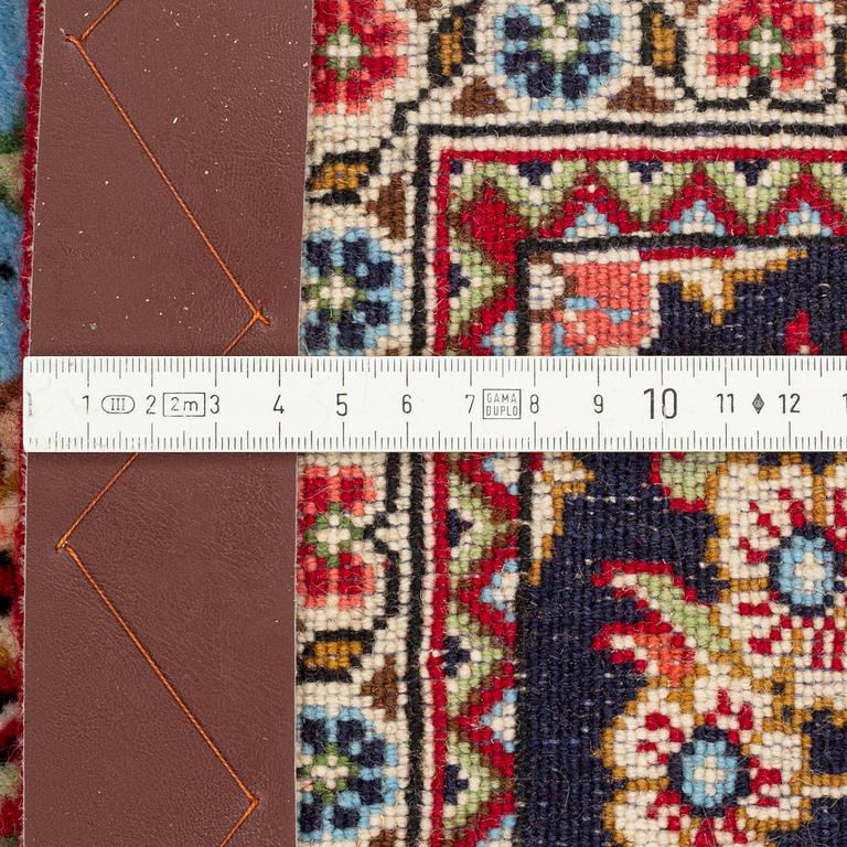 An oriental rug, c. 260 x 162 cm.