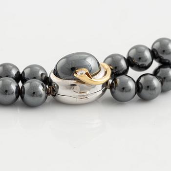 Ole Lynggaard. 2 rows of hematite beads with a clasp in 14K white gold and gold with a brilliant-cut diamond.