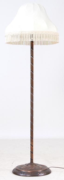GOLVLAMPA, koppar, jugend, 1900-talets början.