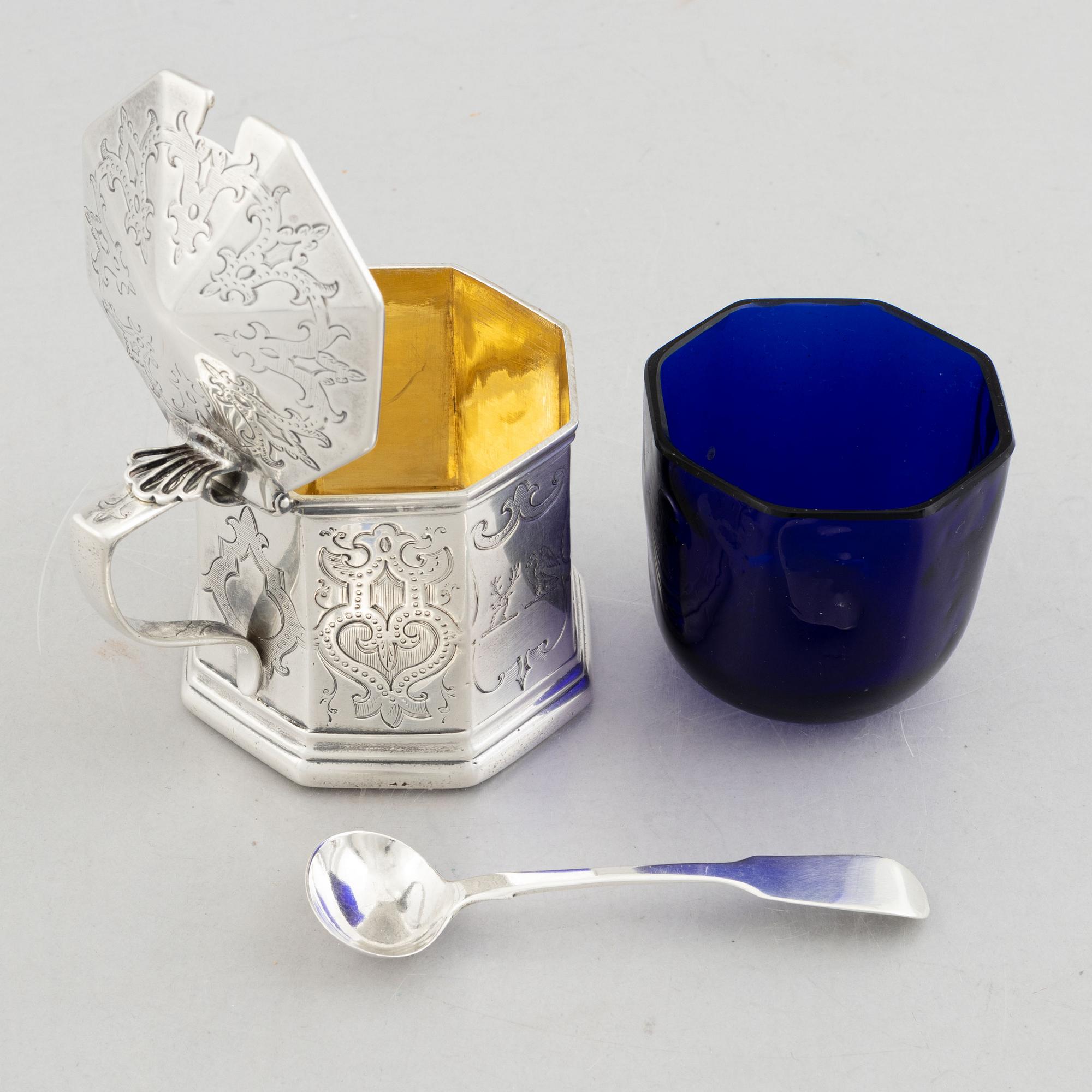 A silver mustard pot with blue glass and a spoon, Joseph I & Joseph II Angel, London 1849.