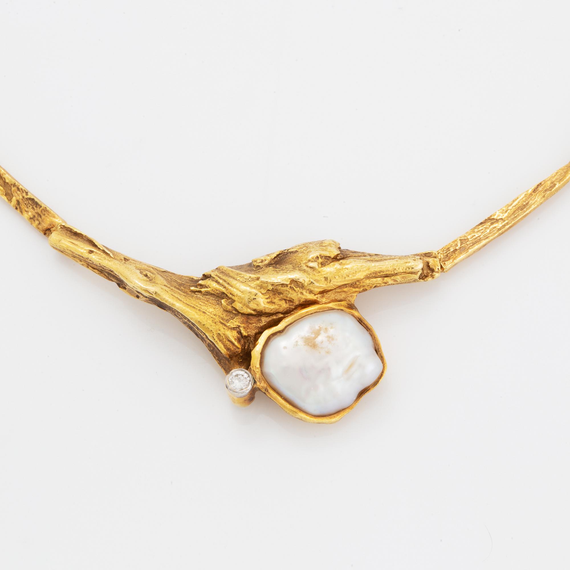 18K gold pearl and brilliant-cut diamond necklace.