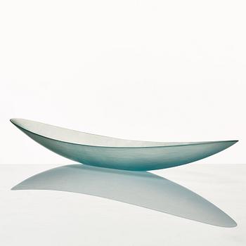 Ludovico Diaz de Santillana & Tobia Scarpa, a blue glass "Canoa Battuti" dish, Venini, Murano, Italy 2002.